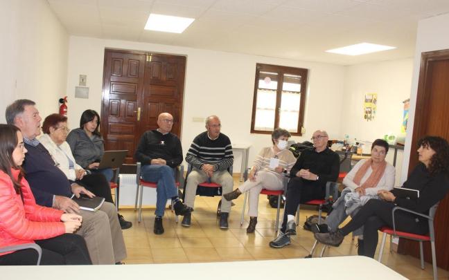 Algunos de los miembros de Oñatiko Pertsona Nagusien Mahaia, que se citan quincenalmente los lunes en el número 5 de San Juan kale.