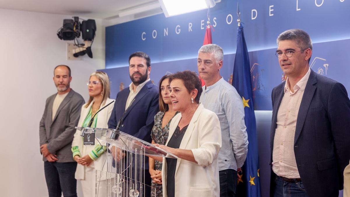 Los parlamentarios de Bildu durante la rueda de prensa que han dado en el Congreso.