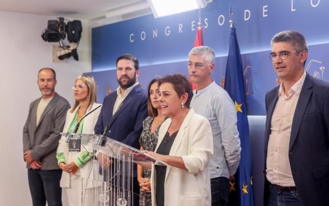 Los parlamentarios de Bildu durante la rueda de prensa que han dado en el Congreso. Los parlamentarios de Bildu durante la rueda de prensa que han dado en el Congreso.