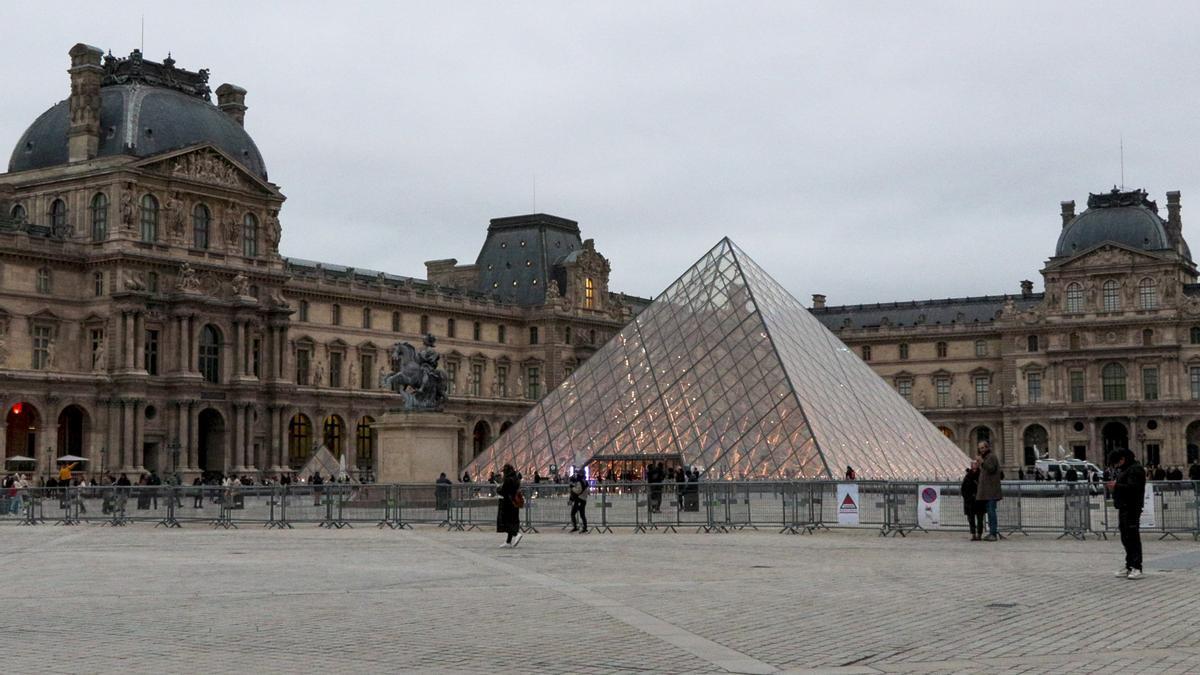 Imagen del exterior del Museo del Louvre, en París
