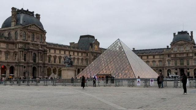 Imagen del exterior del Museo del Louvre, en París