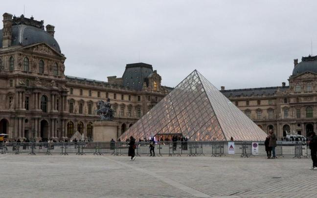 Imagen del exterior del Museo del Louvre, en París