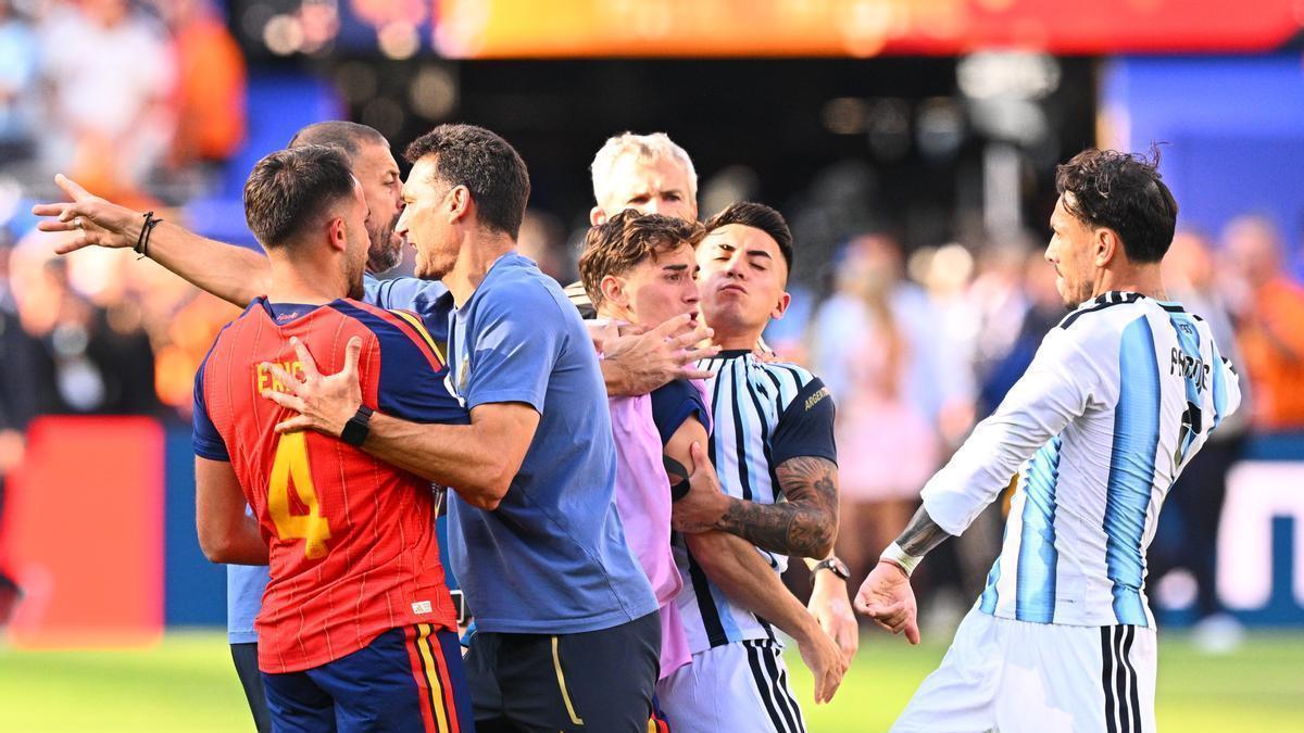 El seleccionador argentino Lionel Scaloni interviene para separar al centrocampista Leandro Paredes y al defensa Eric García tras la final.