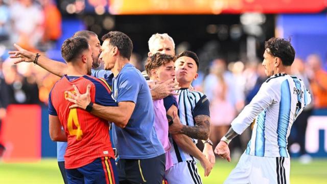 El seleccionador argentino Lionel Scaloni interviene para separar al centrocampista Leandro Paredes y al defensa Eric García tras la final.