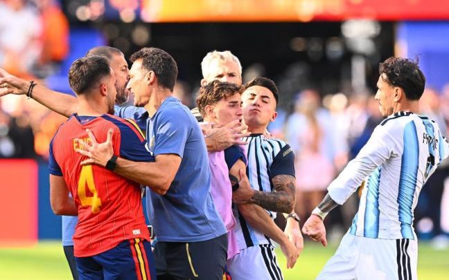 El seleccionador argentino Lionel Scaloni interviene para separar al centrocampista Leandro Paredes y al defensa Eric García tras la final.