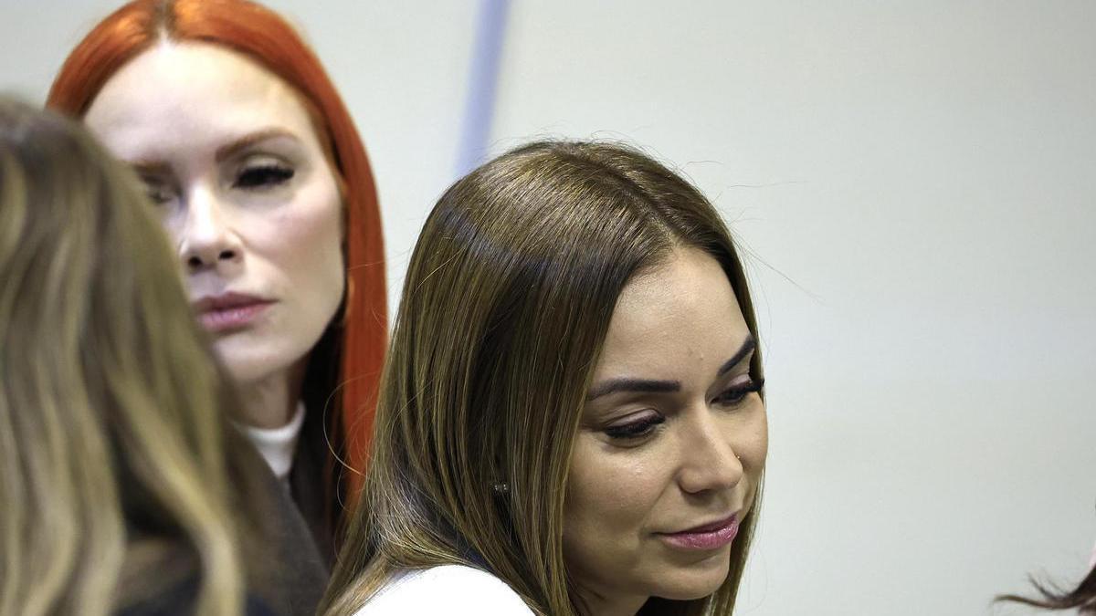 Mireddys González (i) y Ayeicha González durante el juicio.