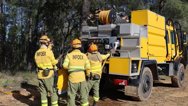 Bomberos forestales junto a un camión del Infoex