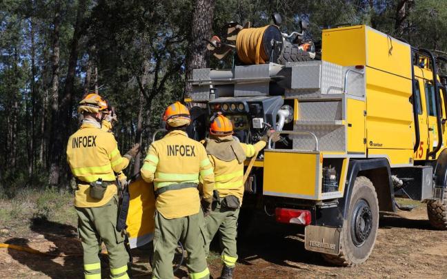 Bomberos forestales junto a un camión del Infoex / Junta de Extremadura Bomberos forestales junto a un camión del Infoex