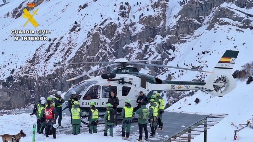 La Guardia Civil realiza en Panticosa (Huesca) un plan de instrucción de perros de búsqueda de personas, en una imagen de archivo.