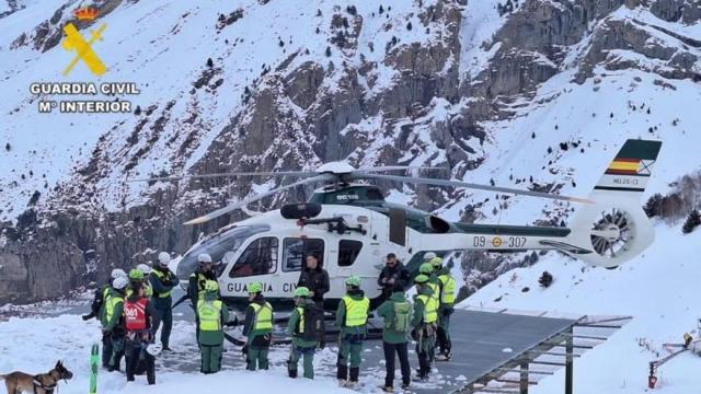 La Guardia Civil realiza en Panticosa (Huesca) un plan de instrucción de perros de búsqueda de personas, en una imagen de archivo.