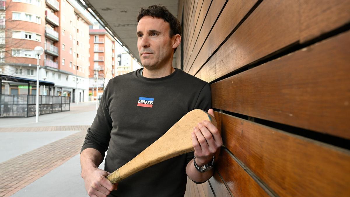 Esteban Gaubeka posa en los alrededores del frontón Bizkaia de Bilbao.