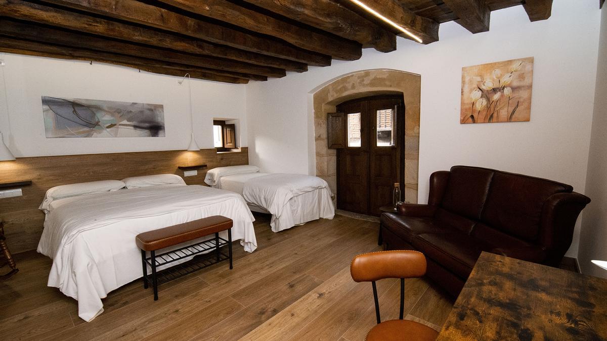 Imagen de una de las habitaciones que alberga este hotel alojado en un edificio histórico.