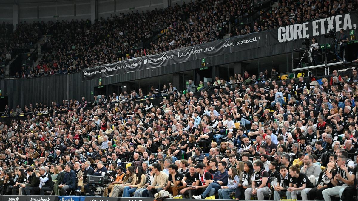 Aficionados en Miribilla. / OSKAR GONZÁLEZ
