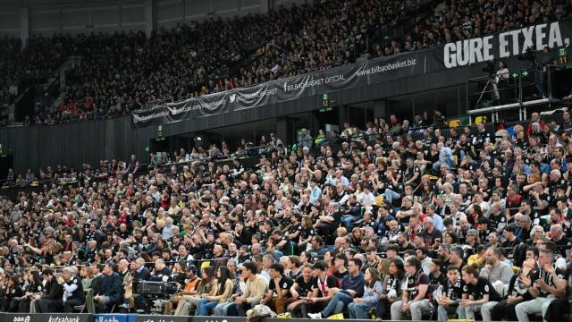 Aficionados en Miribilla. / OSKAR GONZÁLEZ
