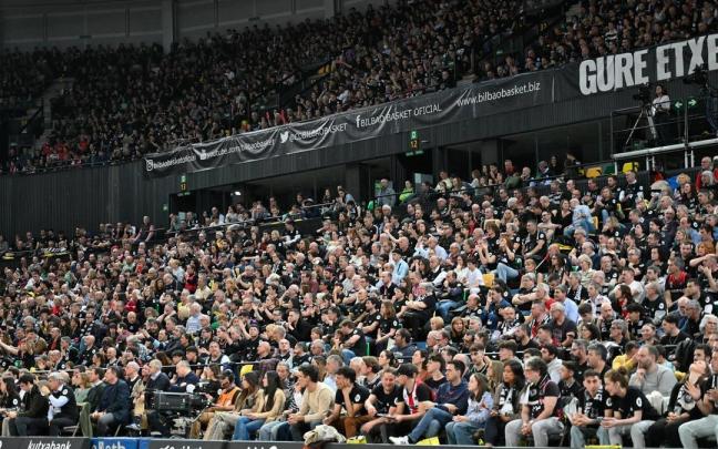 Aficionados en Miribilla. / OSKAR GONZÁLEZ