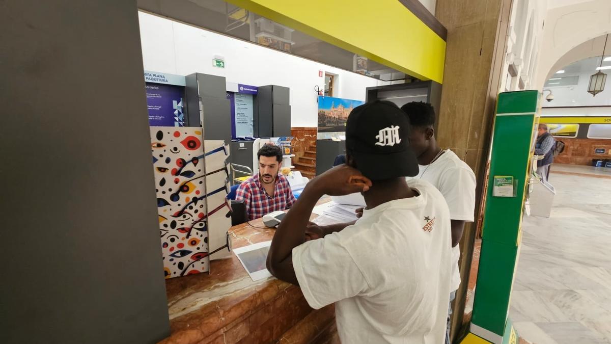 Los interesados podrán consultar las ubicaciones de las oficinas habilitadas y sus horarios en la página web de Correos