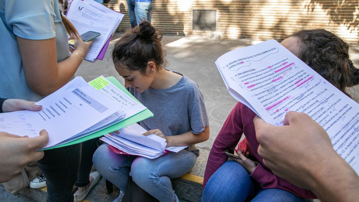 Estudiantes repasando los apuntes para la PAU.