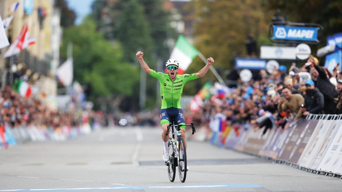 Pogacar festeja la victoria por aplastamiento en el Mundial