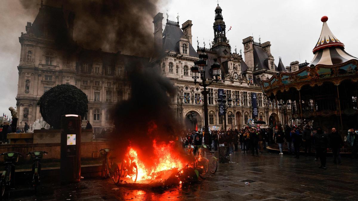 Protestas en París por la decisión del Consejo Constitucional de validar la reforma de las pensiones