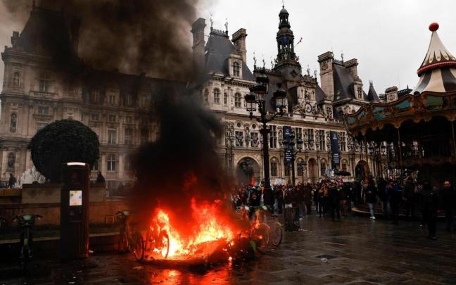 Protestas en París por la decisión del Consejo Constitucional de validar la reforma de las pensiones