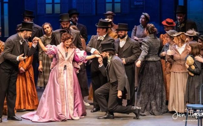 La compañía Ópera 2001 durante una de sus representaciones.