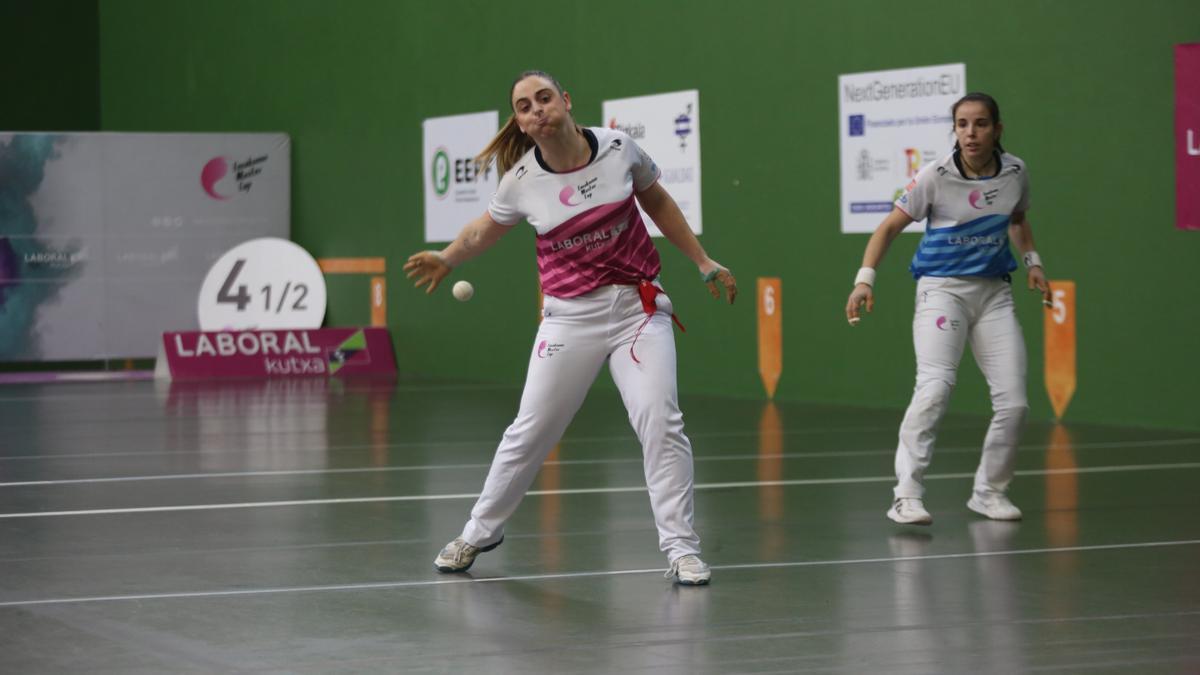 Amaia Alday y Olatz Arrizabalaga, en un lance de su encuentro en el Cuatro y Medio.