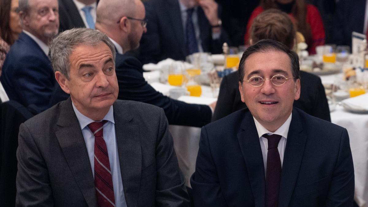 El ministro español de Exteriores, José Manuel Albares, en un acto junto al expresidente español, José Luis Rodríguez Zapatero.