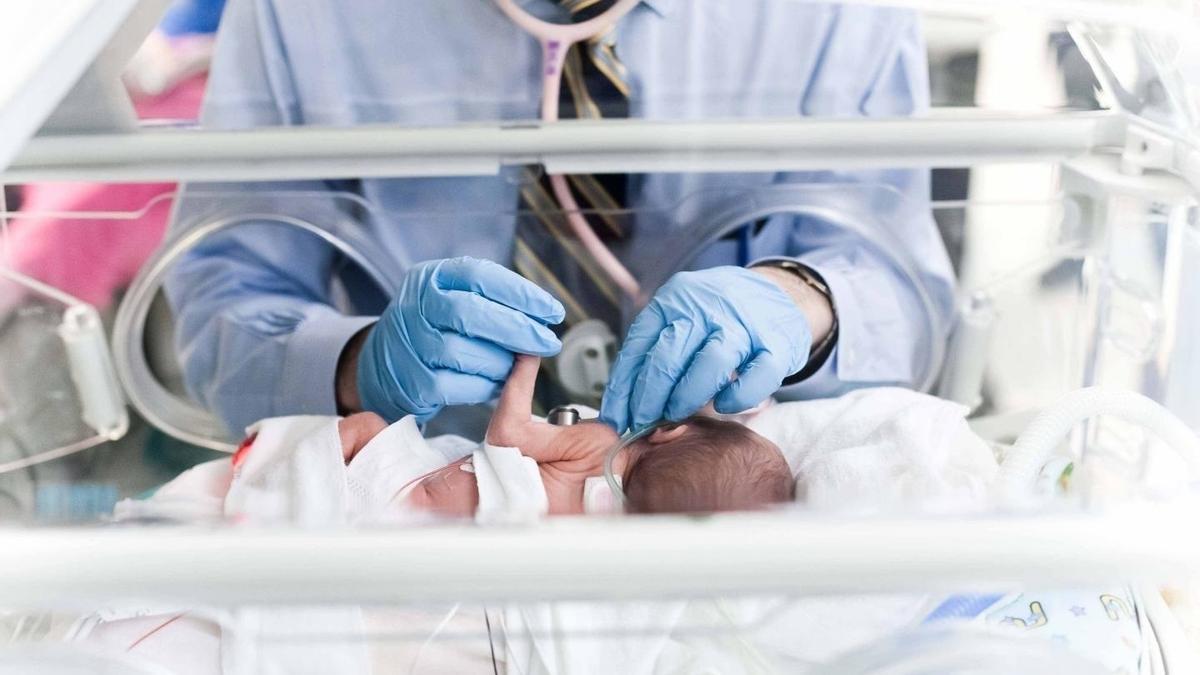 Un recién nacido prematuro, en la incubadora de un hospital.