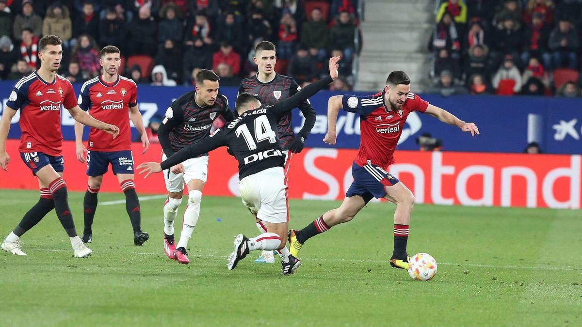 Moi conduce el balón en el partido de ida.