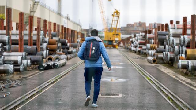 Un trabajador de la planta de Tubos Reunidos en Trapagaran, en los alrededores de la fábrica el pasado lunes.
