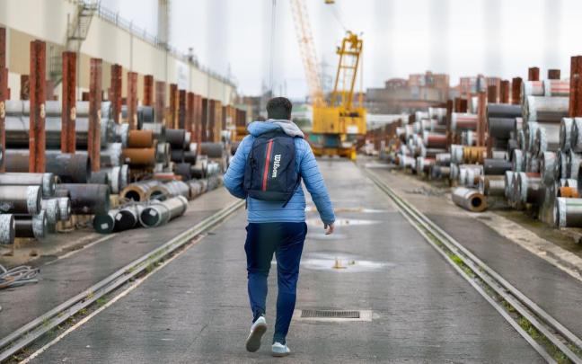 Un trabajador de la planta de Tubos Reunidos en Trapagaran, en los alrededores de la fábrica el pasado lunes.