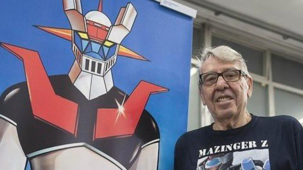 Alfredo Garrido junto a una imagen de Mazinger Z