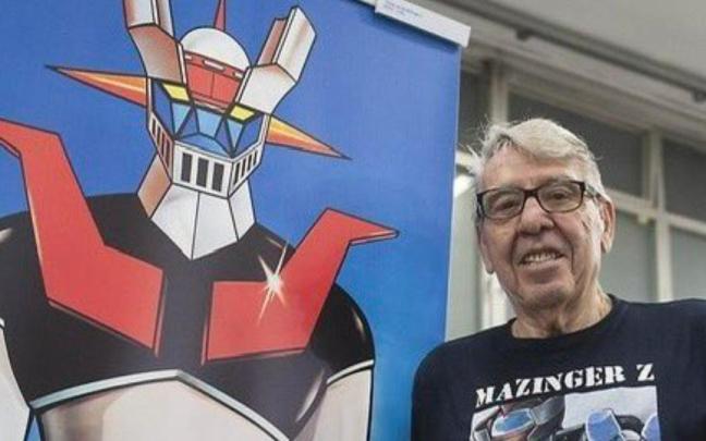 Alfredo Garrido junto a una imagen de Mazinger Z