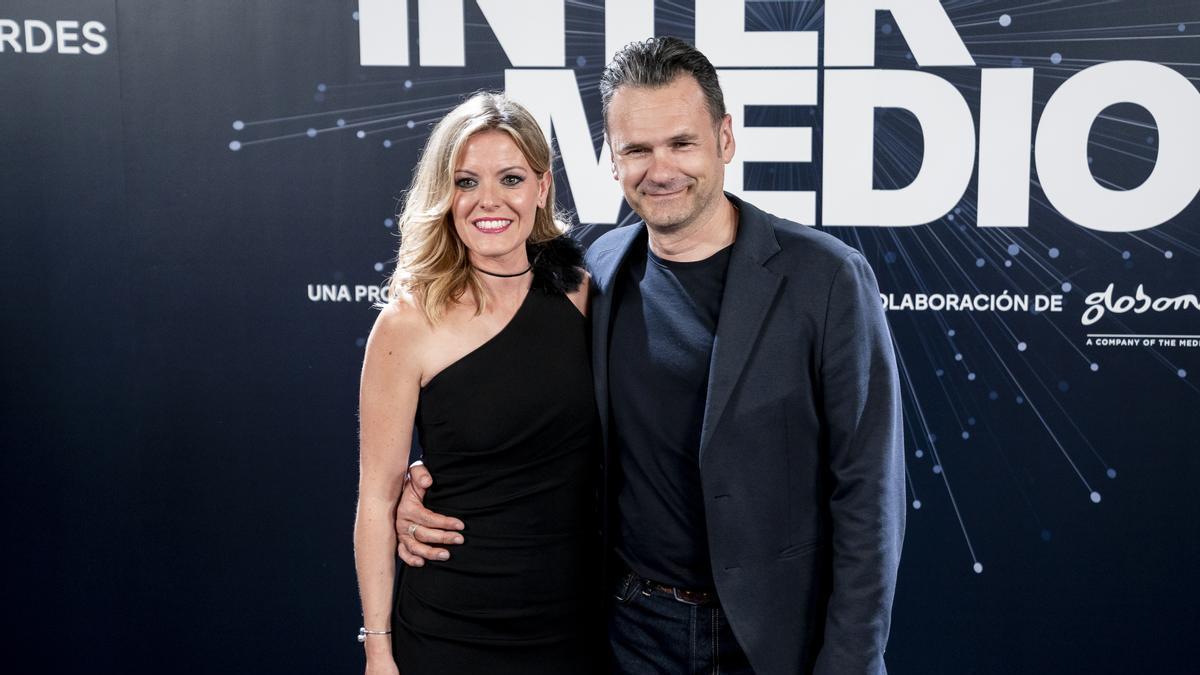 Andrea Ropero e Iñaki López posan en el photocall de la gala del 18º aniversario de El Intermedio