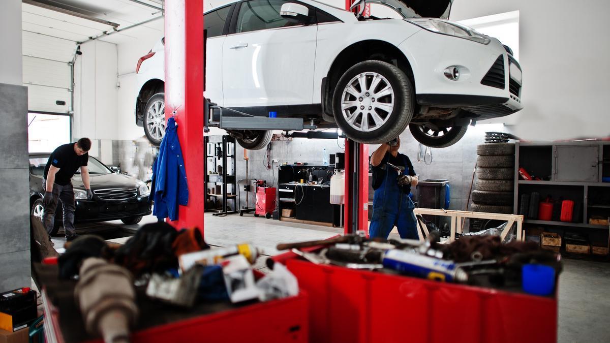 Imagen de archivo de un taller de coches.