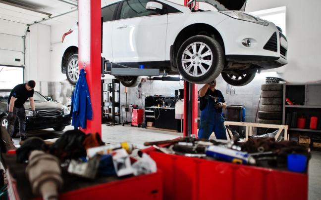 Imagen de archivo de un taller de coches.
