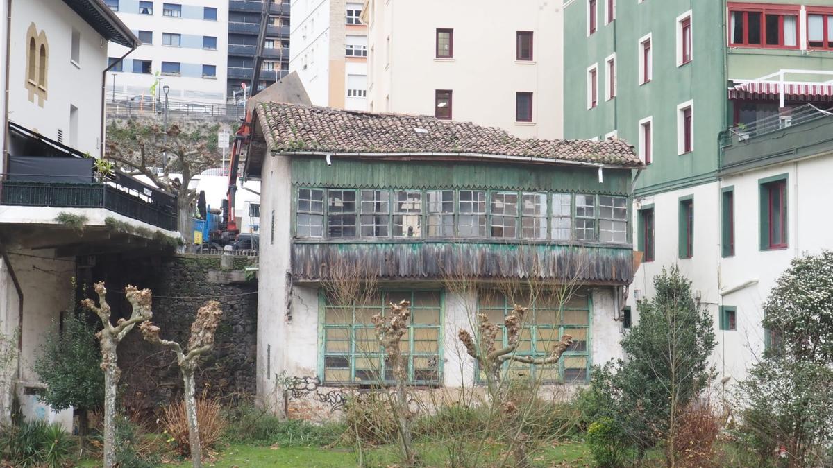 Aspecto de la vieja carpintería antes de su demolicion total.