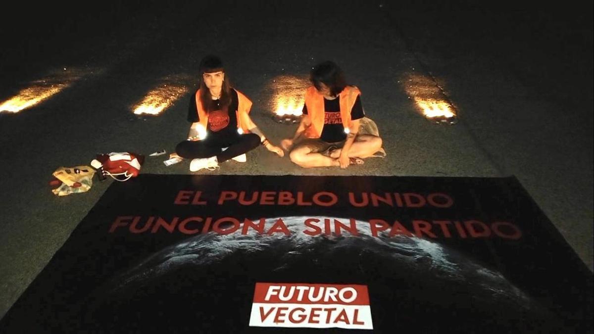 Las activistas de Futuro Vegetal en la pista de Barajas.