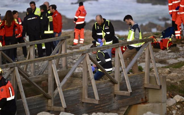 Servicios de emergencias trabajan en la pasarela de El Bocal, en Santander.