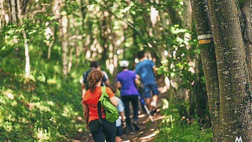 Varias personas por un sendero
