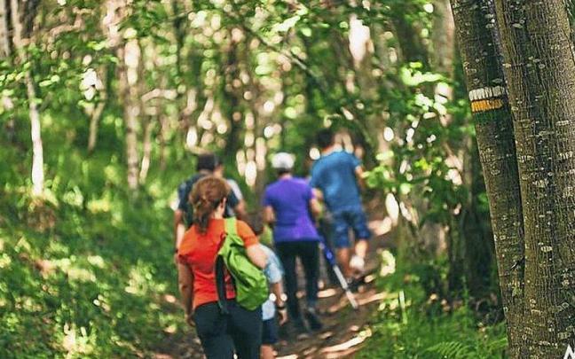 Varias personas por un sendero