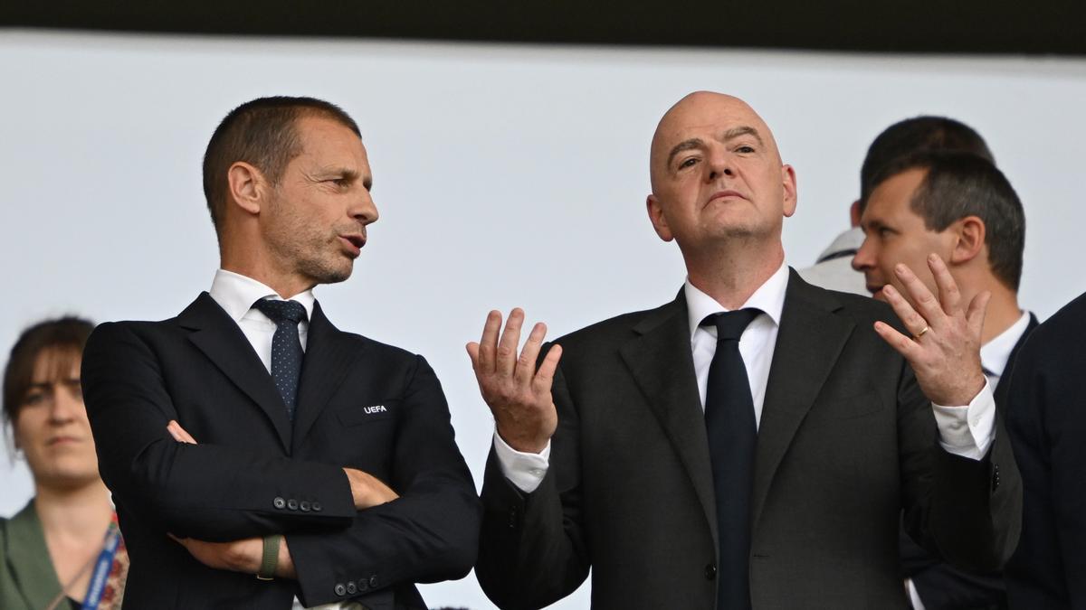 Aleksander Ceferin y Gianni Infantino, presidentes de la UEFA y la FIFA, respectivamente.