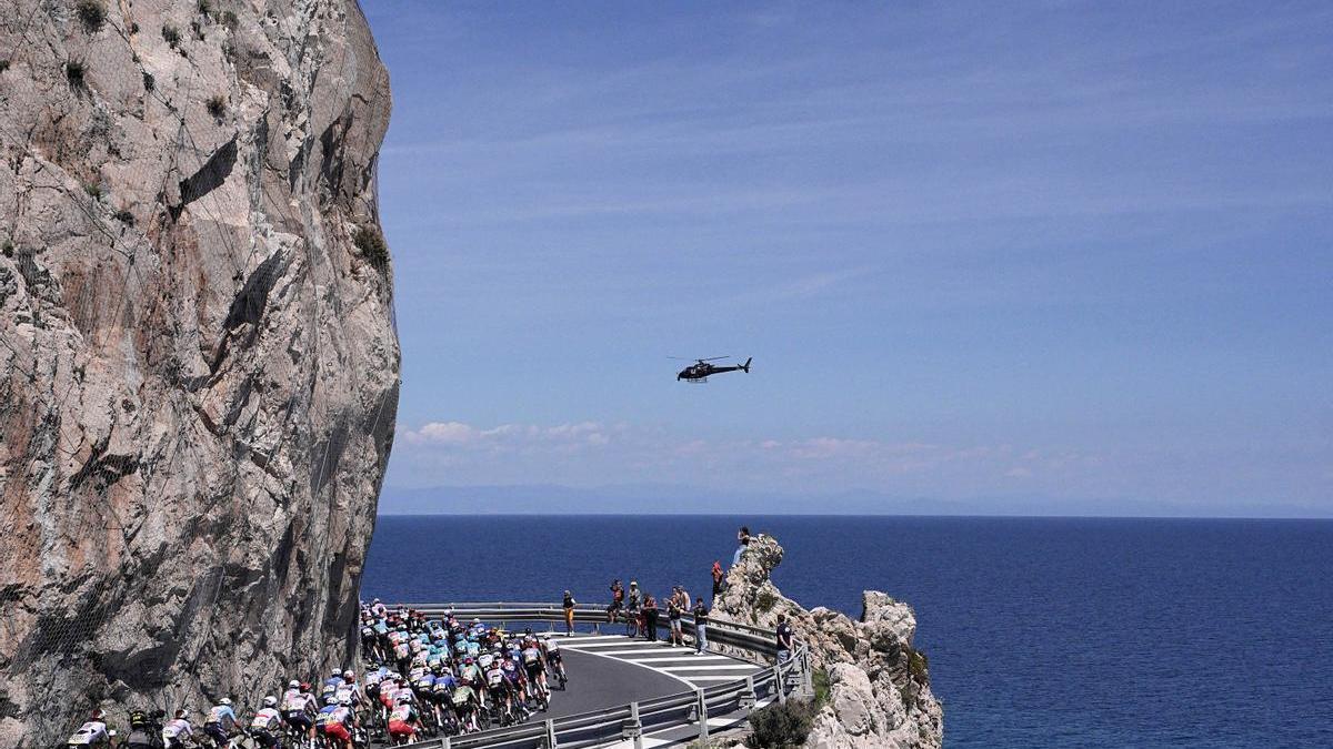 El pelotón rueda durante la etapa entre Imperia y Nuvi Ligure.