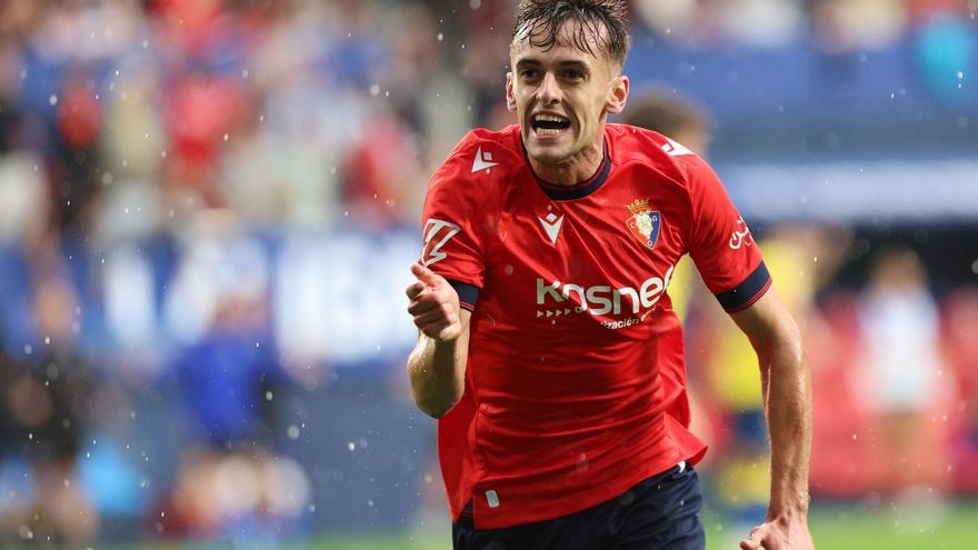 Aimar Oroz, que esta noche volverá a ser titular, celebra en la imagen el gol que marca y da el triunfo a Osasuna ante la UD Las Palmas en El Sadar. / UNAI BEROIZ
