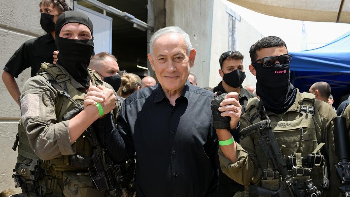 El primer ministro israelí, Benjamín Netanyahu, durante su visita a las tropas del norte del Líbano.