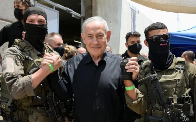 El primer ministro israelí, Benjamín Netanyahu, durante su visita a las tropas del norte del Líbano.