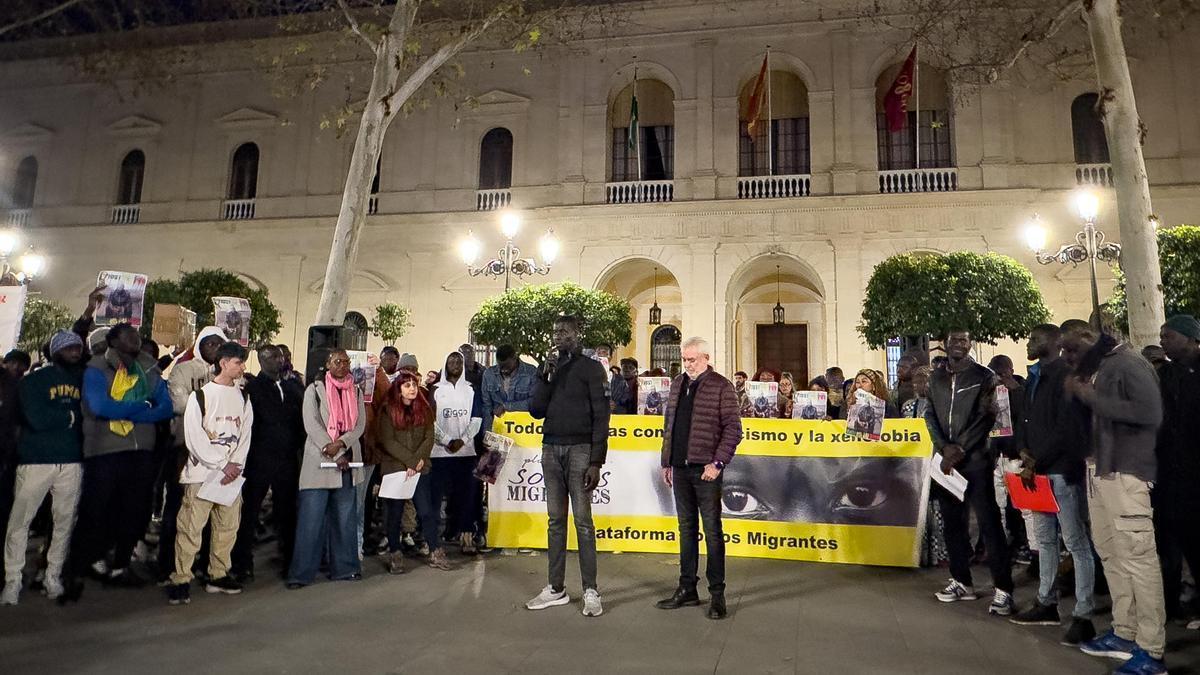 Marcha organizada por la asociación de senegaleses de Sevilla en su llegada al Ayuntamiento