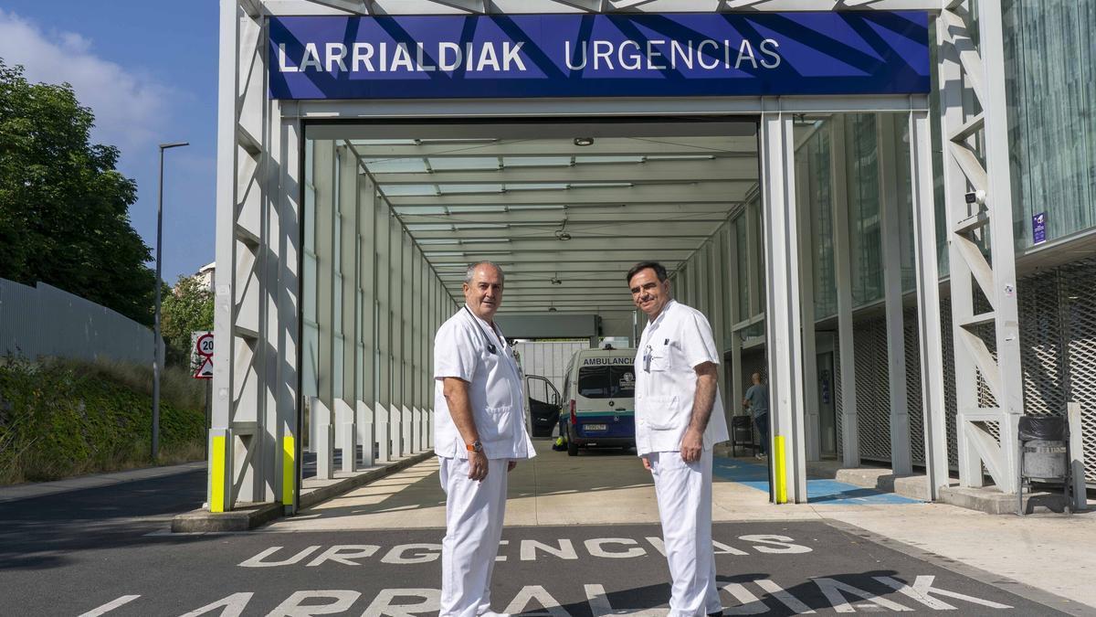Javier Oribe, jefe de Sección y responsable de Urgencias de Osakidetza en la OSI Araba, y Julio Sandoval, médico adjunto de Urgencias, explican cómo funciona el circuito asistencial y por qué conocer el recurso adecuado puede mejorar l