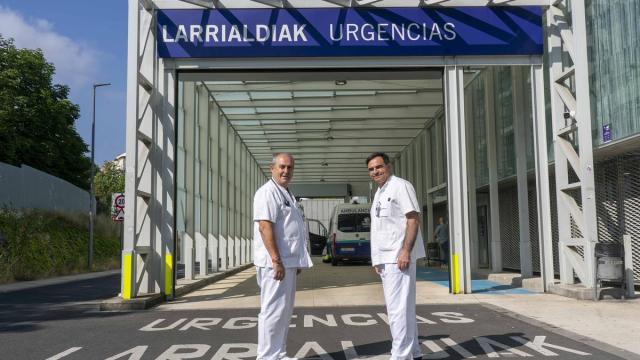 Javier Oribe, jefe de Sección y responsable de Urgencias de Osakidetza en la OSI Araba, y Julio Sandoval, médico adjunto de Urgencias, explican cómo funciona el circuito asistencial y por qué conocer el recurso adecuado puede mejorar l