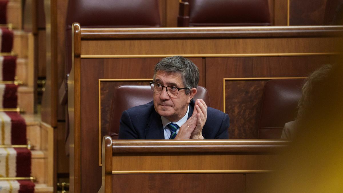 El portavoz del PSOE en el Congreso, Patxi López, aplaude durante una sesión plenaria, en el Congreso de los Diputados